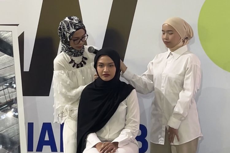 tutorial hijab, tutorial hijab simple, tutorial hijab pashmina simple untuk remaja, tutorial hijab pashmina untuk sehari hari, Tutorial Hijab Pashmina Kasual untuk Aktivitas Sehari-hari, Cuma 5 Langkah, 1. Lapisi inner hijab dengan pashmina, 2. Kaitkan bagian depan hijab dengan peniti atau magnet, 3. Letakkan sisi yang pendek ke belakang bahu, 4. Tarik dan gabungkan sisi panjang ke belakang leher, 5. Sesuaikan bagian depan area wajah