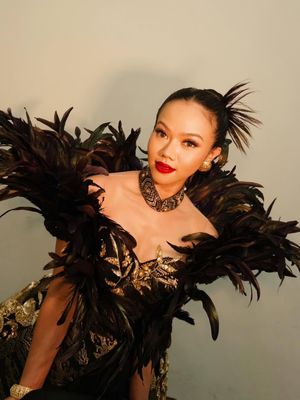 Yura Yunita, pagelaran sabang merauke 2025, busana yura yunita, 5 Gaya Yura Yunita di Sabang Merauke 2025, Anggun dan Memukau, 1. Busana Jambi, 2. Busana Riau, 3. Gaun hitam, 4. Makeup bold, 5. Mahadewi