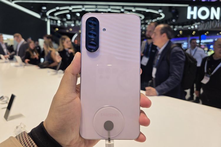 Smartphone, Samsung, galaxy a55, spesifikasi samsung a55, galaxy a56, Samsung A56, harga samsung a56, spesifikasi samsung a56, Adu Spesifikasi Samsung Galaxy A56 5G Vs Galaxy A55 5G, Desain kamera baru, Chipset lebih ngebut, Fitur AI ala flagship, Layar lebih mumpuni, Ngecas baterai makin cepat