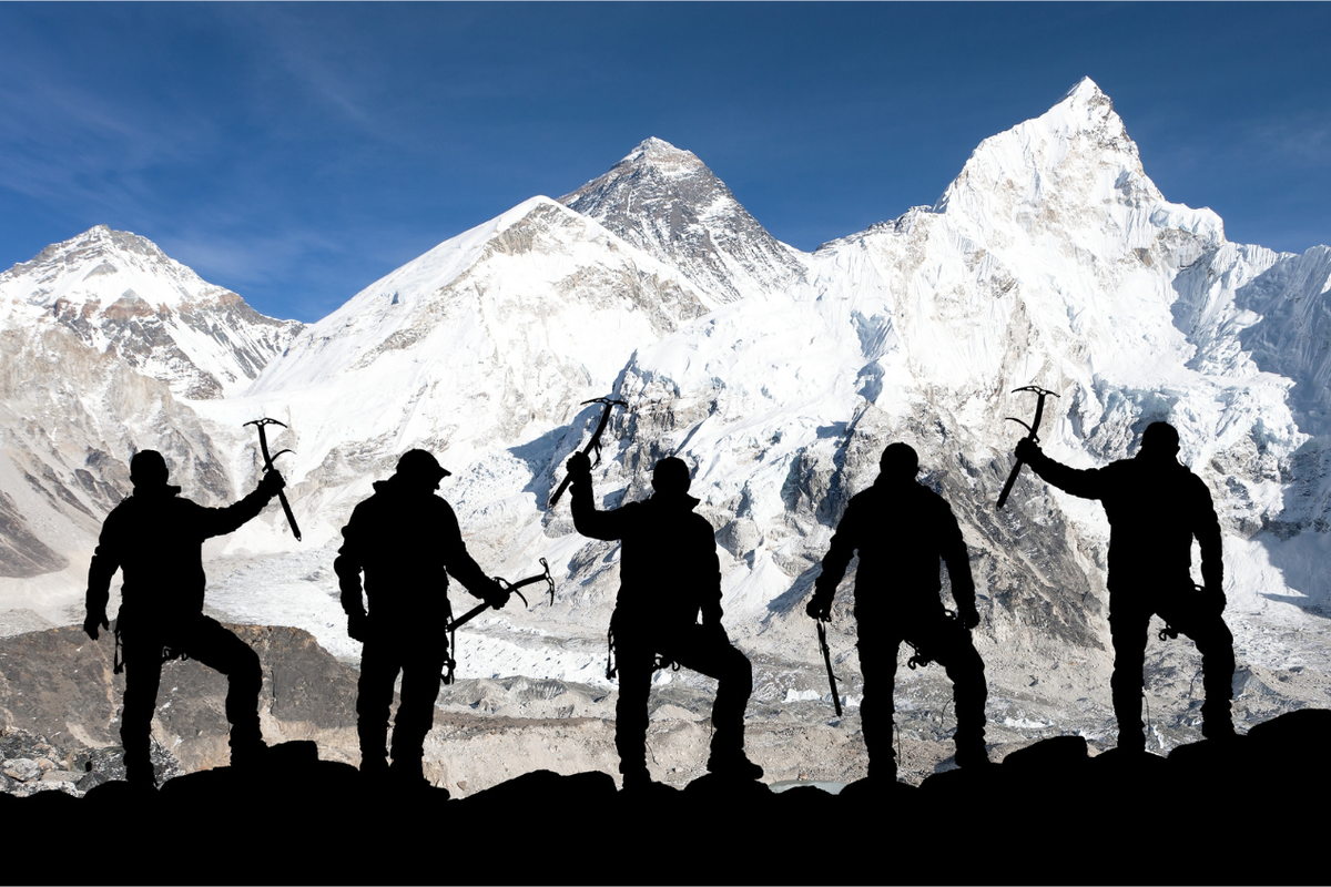 Dawa Sherpa, Everest, Hilang Sepekan di Everest, Ini Cara Pendaki Nepal Bertahan Hidup di “Zona Kematian”, Kehabisan Oksigen di Dekat Zona Kematian, Bertahan Hidup dengan Mengunyah Es, Mengandalkan Cokelat dan Camilan di Saku, Sempat Jatuh ke Celah Es, Ditemukan Saat Merangkak Menuju Base Camp