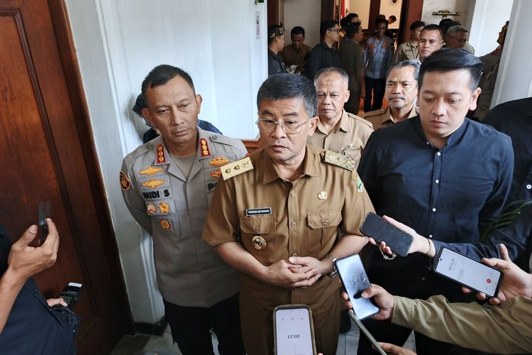Wakil Gubernur Jawa Barat, Erwan Setiawan, sindiran, Sekretaris Daerah Jawa Barat, Herman Suryatman, rapat paripurna, Sindiran, Sekda Jabar, wagub jabar, DPRD Jawa Barat, erwan setiawan, sekretaris daerah jawa barat, Disindir Wagub Jabar di Paripurna, Sekda Singgung 'Sabubukna' Jadi Alasan Jarang di Kantor