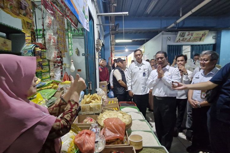 operasi pasar, Semarang, Mentan, mentan amran, operasi pasar beras murah, Pedagang Keluhkan Omzet Turun karena Operasi Pasar Beras Murah, Ini Kata Mentan