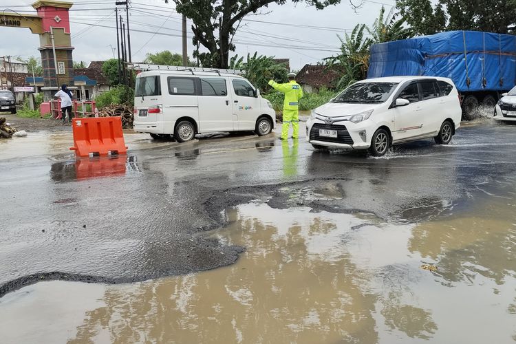 lubang jalan, as roda lepas, Awas As Roda Copot Bila Mobil Sering Menghajar Lubang