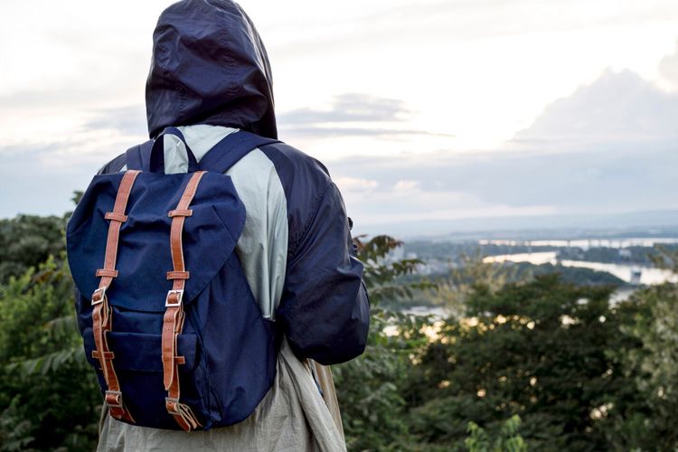 musim hujan, outfit musim hujan, inspirasi outfit, inspirasi outfit musim hujan, outfit saat hujan, outfit saat musim hujan, stylish saat musim hujan, 9 Inspirasi Outfit Musim Hujan, Tetap Stylish Meski Cuaca Mendung, 1. Jaket waterproof, 2. Boots anti slip, 3. Tas tahan air, 4. Celana quick dry, 5. Sweater rajut tipis untuk layering, 6. Rok midi yang tak mudah kusut, 7. Outer warna cerah, 8. Tote bag lipat waterproof, 9. Sandal platform anti licin
