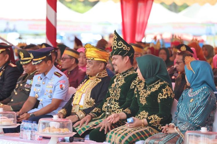 OTT KPK, Abdul Azis, bupati kolaka timur terjaring ott kpk, bupati kolaka timur, Polda Sulawesi Selatan, Sulawesi Selatan, Bupati Koltim, Bupati Kolaka Timur Abdul Azis Terjaring OTT KPK, Bupati Kolaka Timur Abdul Azis Terjaring OTT KPK, Ini Kasusnya , Bupati Kolaka Timur Akan Diperiksa di Jakarta, OTT KPK Melibatkan Tiga Lokasi, Bupati Kolaka Timur Membantah Terlibat dalam OTT KPK, Kantor Pemerintah Kabupaten Kolaka Timur Disegel KPK