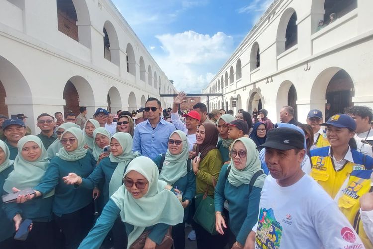 Benteng Pendem Ambarawa, AHY ke Benteng Pendem Ambarawa, AHY Optimistis Benteng Pendem Ambarawa Jadi Wisata Favorit Anak Muda, Arsitektur kolonial yang pikat anak muda, Revitalisasi yang harus bawa dampak ekonomi, AHY diajak foto ibu-ibu, Menuju ikon wisata sejarah dan budaya Ambarawa