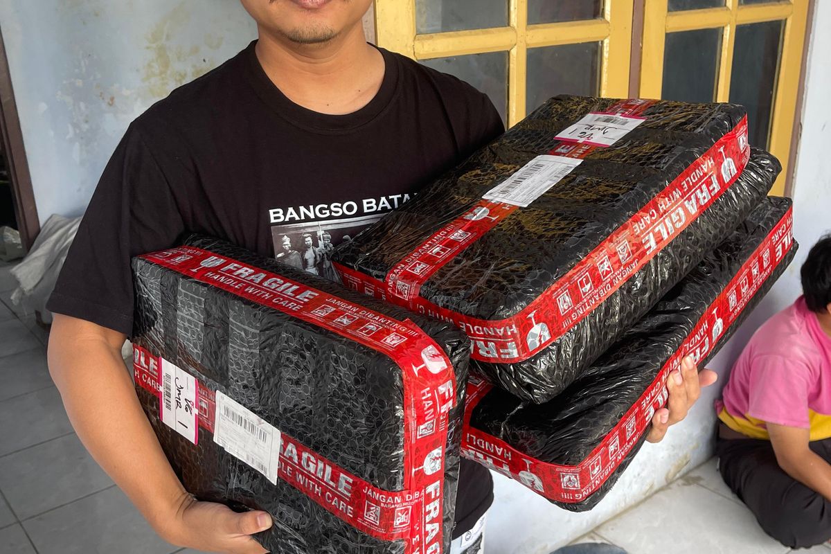 Lumajang, doxing, korban doxing, influencer korban doxing, Diteror Paket COD Puluhan Juta, Influencer Agus Diduga Jadi Korban Doxing