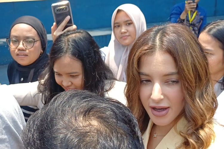 tas Hermès, tasya farasya cerai, sidang cerai tasya farasya, hermes birkin 30 himalaya niloticus crocodile palladium hardware, tas hermes harga, tasya farasya ahmad assegaf, gaya tasya farasya, 5 Gaya Tasya Farasya saat Hadir di Sidang Cerai Perdana, Kenakan Tas Hermes Seharga Rp 3,3 M, 1. Setelan kuning pastel yang chic, 2. Detail blazer cropped dan celana relaxed fit, 3. Tas Hermes senilai Rp 3,3 miliar, 4. Sepatu pointed heels transparan dan aksesori, 5. Rambut bergelombang dan makeup natural glam