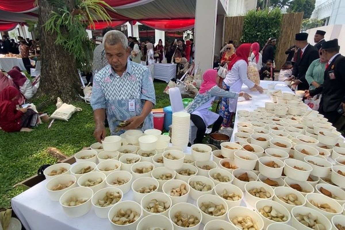 hut ri 2025, hut ri 80, pesta rakyat di hut ri, pesta rakyat di hut ri 2025, Makanan Gratis di Pesta Rakyat HUT RI ke-80, Ada 300 Porsi Lontong Sayur
