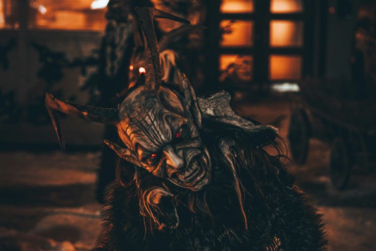 Krampusnacht, Krampuslauf, perayaan Natal, Krampus, tradisi Natal, tradisi perayaan Natal, Krampus, Monster Separuh Kambing dalam Tradisi Natal Krampuslauf, Asal usul nama dan sosok Krampus, Dipercaya sebagai bagian dari ritual pagan, Kapan Krampus muncul?, Mengapa dikaitkan dengan Santo Nikolas?, Tradisi Krampuslauf