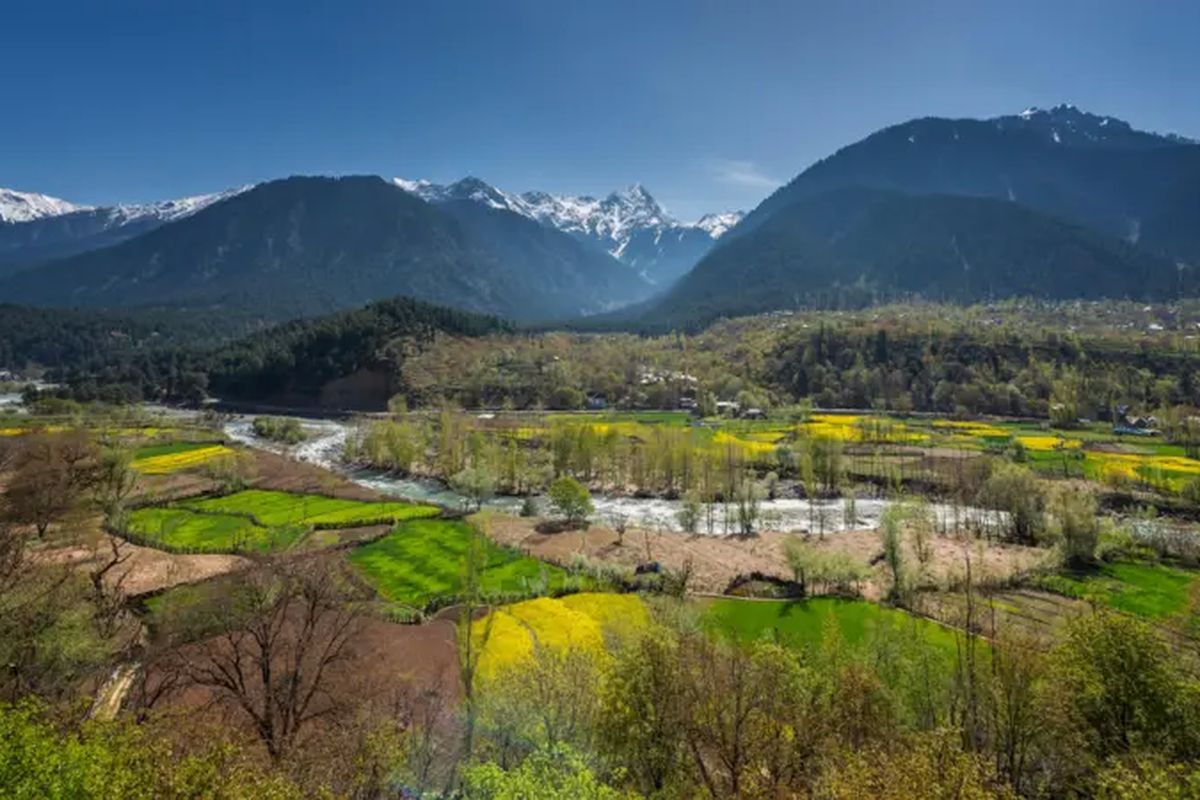 Kashmir, kashmir india atau pakistan, Kashmir, Titik Panas di Tengah Dinginnya Pegunungan Himalaya, Letak dan karakteristik alam Kashmir, Sejarah konflik Kashmir sejak 1947, Peran China dalam konflik, Kilas sejarah penting di Kashmir