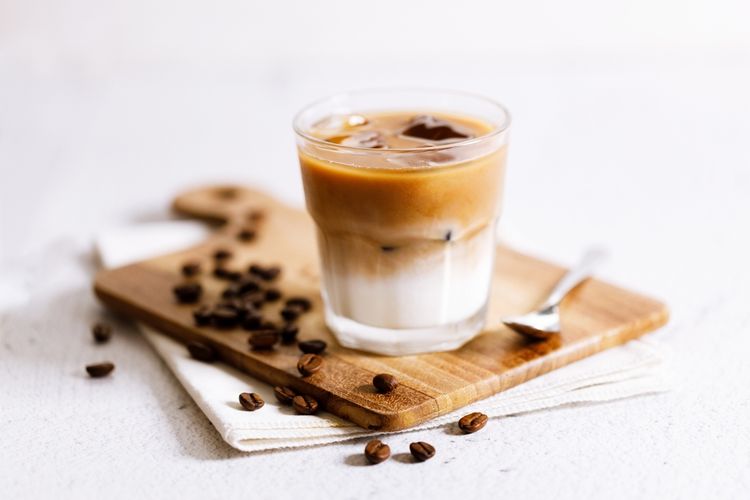 Kopi Susu Tetangga, Kopi Susu Tuku, kopi susu tuku, kopi tuku menu, kopi susu tetangga, kopi indonesia mendunia, 4 Fakta Kopi Susu Tuku, Favorit dari Cipete sampai Amsterdam, 1. Dimulai dari Cipete dan diciptakan untuk “tetangga”, 2. Gula aren sebagai identitas rasa lokal Indonesia, 3. Dari Cipete ke Amsterdam dan Seoul, 4. Laku ribuan gelas per hari