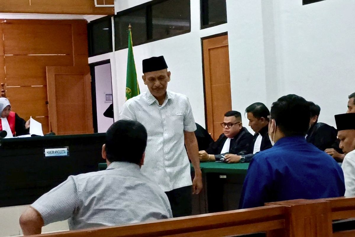 Pengadilan Tipikor Serang, pagar laut, Kades Kohod Arsin Divonis 3,5 Tahun Penjara dan Denda Rp100 Juta Terkait Kasus Pagar Laut, Identitas Para Terdakwa Kasus Pagar Laut, Hukuman Ancaman Kurungan dan Denda Rp100 Juta , Pertimbangan Hakim dalam Menjatuhkan Putusan, Vonis Terdakwa Sesuai Tuntutan Jaksa