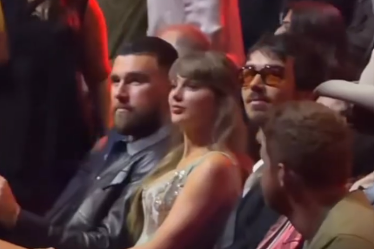 Travis Kelce, The Life of a Showgirl, Momen Taylor Swift dan Travis Kelce Jadi Sorotan, Tuai Beragam Reaksi, Momen bersama Travis Kelce jadi perbincangan, Respons publik terbelah, Taylor Swift beri pengakuan manis di atas panggung, Antara sorotan publik dan realitas hubungan