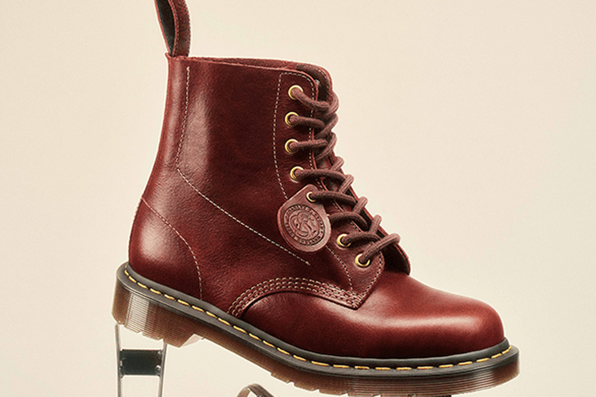 Dr Martens, dr martens 1460, sejarah Dr Martens, 65 tahun sepatu Dr Martens, kisah sepatu Dr Martens 1460, Dr. Martens 1460: Sepucuk Surat Cinta Berbentuk Sepatu Boot, Jejak Subkultur dalam Sepasang Sepatu, “Sepatu Ini Dibuat untuk Ditemukan”, Bahan Kulit Klasik yang Dibuat untuk Berumur Panjang, Menghormati Masa Lalu Lewat Kerajinan Tangan, Bukan Hanya untuk Disimpan—Tapi Untuk Dikenakan