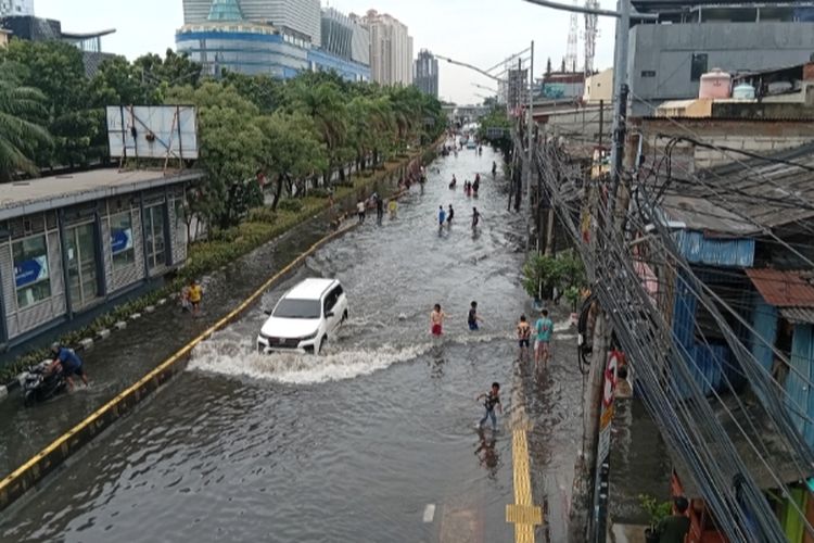 Gunung Sahari, lalu lintas, Banjir di Gunung Sahari, Banyak Motor Mogok