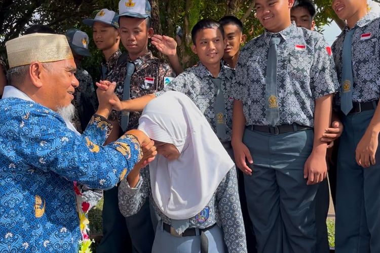 Abdul Muis, Luwu Utara, guru abdul muis, Abdul Muis dan Rasnal Dipecat, guru abdul muis kembali mengajar, Guru Abdul Muis Bantah Ambil, Klarifikasi Rp 11,1 Juta yang Dianggap Gratifikasi, Insentif Berasal dari Kesepakatan Orang Tua, Komite Sekolah: Iuran Justru Diminta Naik, Sorotan atas Proses Pemeriksaan, Dua Guru Kembali Mengajar Setelah Rehabilitasi Presiden, Putusan MA yang Menjerat Dua Guru di Luwu Utara
