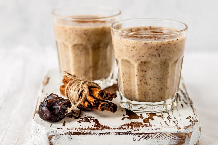kurma, Ide Takjil Kurma yang Simpel dan Mengenyangkan, Tertarik Coba?, 1. Puding kurma yoghurt, 2. Kue cokelat kurma, 3. Teh Rempah Kurma, 4. Overnight oat kurma, 5. Susu kurma, 6. Pisang goreng kurma, 7. Kurma keju, 8. Smoothie kurma susu, 9. Infused water kurma, 10. Salad buah saus kurma