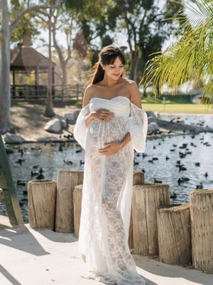 Tyler Bigenho, 7 Style Maternity Shoot Aurelie Moeremans, Serba Putih dan Romantis dengan Suami, 1. Kenakan gaun renda putih, 2. Potongan off-shoulder, 3. Riasan wajah natural "pregnancy glow", 4. Tatanan rambut dengan poni ikonis, 5. Aksesori minimalis untuk kesan timeless, 6. Kekompakan busana bersama Tyler Bigenho, 7. Kehangatan cahaya "golden hour"