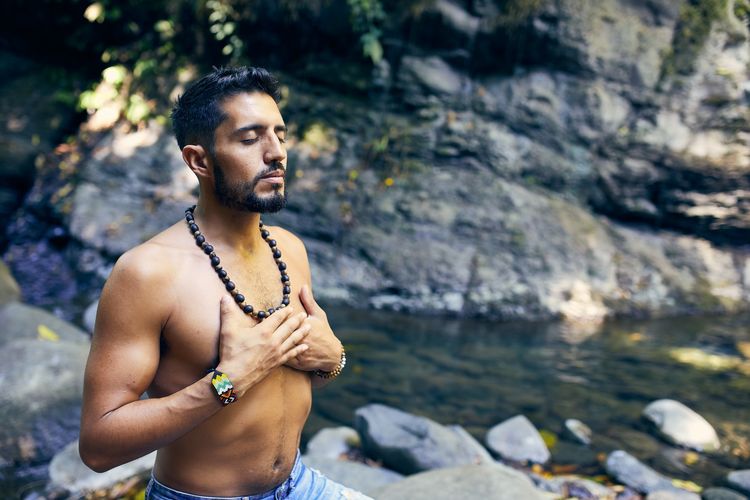 mengurangi kecemasan, 6 Cara Menenangkan Diri Saat Kecemasan Timbul, 1. Fokus pada ritme pernapasan, 2. Ambil jeda dari gawai, 3. Manfaatkan aplikasi meditasi terpandu, 4. Dengarkan lagu yang menenangkan, 5. Nikmati secangkir teh hangat, 6. Keluar rumah untuk jalan-jalan sejenak