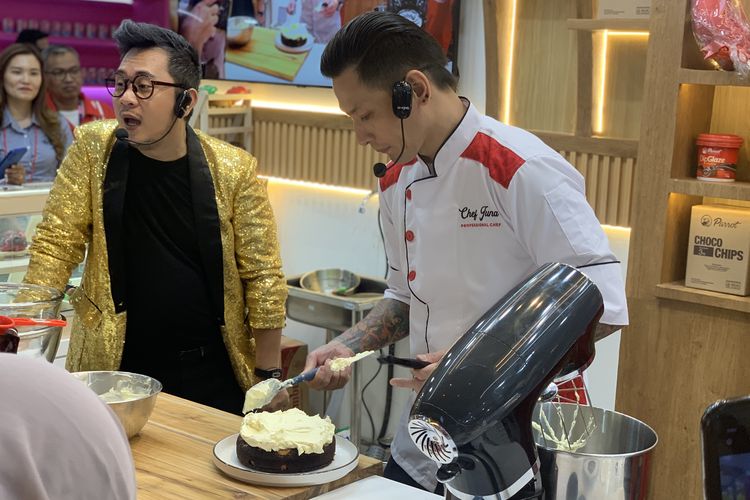 cara membuat brownies, cara membuat brownies panggang, tips masak dari chef juna, cara membuat brownies ala chef, cara membuat brownies ala chef juna, Bikin Brownies di Rumah, Ini Tips Masak Kue Ala Chef Juna, 1. Lelehkan cokelat dengan metode au bain marie, 2. Ayak bahan kering, 3. Aduk bahan secukupnya, 4. Pakai brown sugar untuk membuat kukis, 5. Adonan kukis bisa disimpan di kulkas