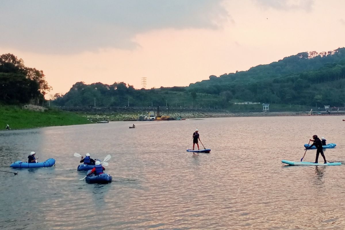 Malang, kayak, kano, paddle, Bendungan Selorejo, Serunya Wisata Air Bendungan Selorejo di Malang, Ada Stand Up Paddle dan Kano