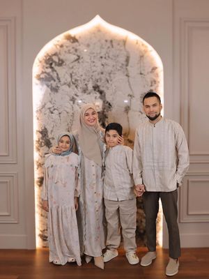 Shireen Sungkar, Teuku Wisnu, baju lebaran 2025, baju lebaran pastel, Busana Lebaran Shireen Sungkar dan Keluarga, Busana Lebaran Shireen Sungkar, baju lebaran shireen sungkar, busana lebaran pastel, busana lebaran 2025, Outfit Lebaran Serasi ala Shireen Sungkar dan Keluarga, Bernuansa Pastel