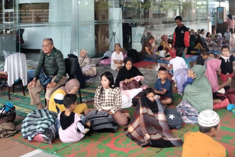 diler, Auto2000, banjir, korban banjir, mobil, diler toyota, Diler Auto2000 Medan Berubah Jadi Tempat Pengungsian Korban Banjir