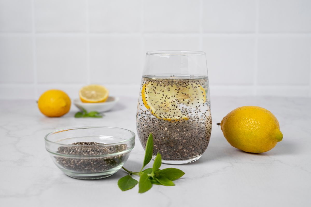chia seed, melancarkan pencernaan, Minuman Chia Seed Viral untuk Diet, Ahli Gizi Ingatkan Risiko Ini, Bisa bantu pencernaan, tetapi bukan solusi instan, Punya manfaat lain untuk tubuh, Apakah efektif untuk diet?, Perlu hati-hati saat mengonsumsi