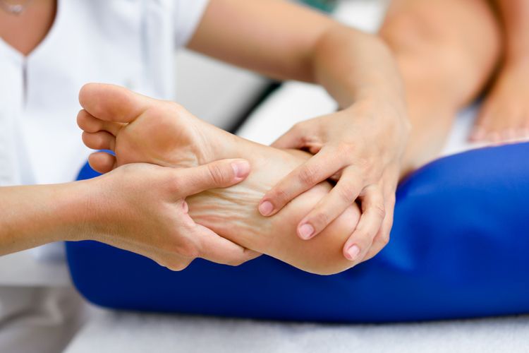 Bau kaki, cara mengatasi bau kaki, penyebab bau kaki, bromodosis, kaki bau, tips kesehatan kaki, kebersihan kaki, bau kaki karena apa, Mengapa Kaki Bisa Bau? Ini 4 Penyebab yang Perlu Diwaspadai, 1. Keringat yang terperangkap, 2. Bakteri, 3. Jamur, 4. Kondisi kesehatan