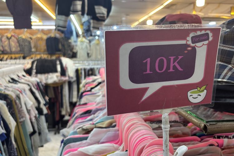 baju bekas, thrifting, impor pakaian bekas dilarang, impor pakaian bekas, Pakaian Bekas Impor, baju bekas impor, thrift pasar baru buka jam berapa, menteri keuangan purbaya, baju bekas impor dibatasi, Cerita Aza dan Malihah, Pilih Thrifting Demi Berhemat di Tengah Pembatasan Impor Pakaian Bekas