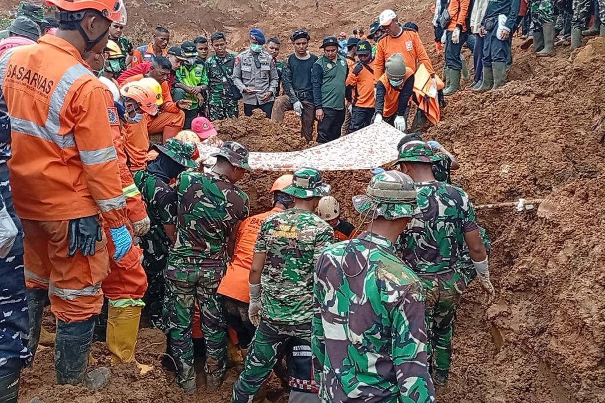 longsor, Cilacap, longsor cilacap, longsor di cilacap, longsor cilacap hari ini, longsor di cilacap hari ini, Desa Cibeunying, Cibeunying longsor, desa Cibeunying longsor, Cibeunying, Warga Pasang Bambu Penanda Lokasi Rumah untuk Percepat Evakuasi Longsor Cilacap
