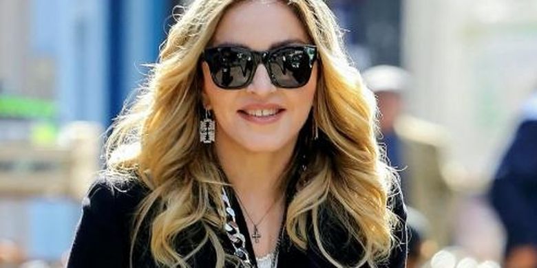 Madonna, ripped jeans, denim, double denim, Madonna Pakai Jeans Sobek Lagi, Tren Fashion Era 1980-an Disebut Kembali Bangkit