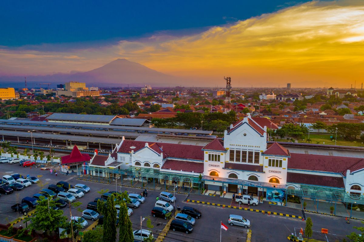 Batik Trusmi, PT KAI, PT KAI Daop 3 Cirebon, stasiun cirebon, stasiun cirebon kejaksan, naming rights, stasiun cirebon bt batik trusmi, PT KAI Mendadak Batalkan Kerja Sama Naming Rights Stasiun Cirebon BT Batik Trusmi pada H-2 Peresmian, Bagaimana Awal Kesepakatan Kerja Sama Ini Terjadi?, Apakah Pembatalan Ini Dipengaruhi Tekanan Eksternal?, Apa Dampak Kerja Sama Ini Bagi Cirebon?, Apa Tanggapan PT KAI Terkait Pembatalan Ini?