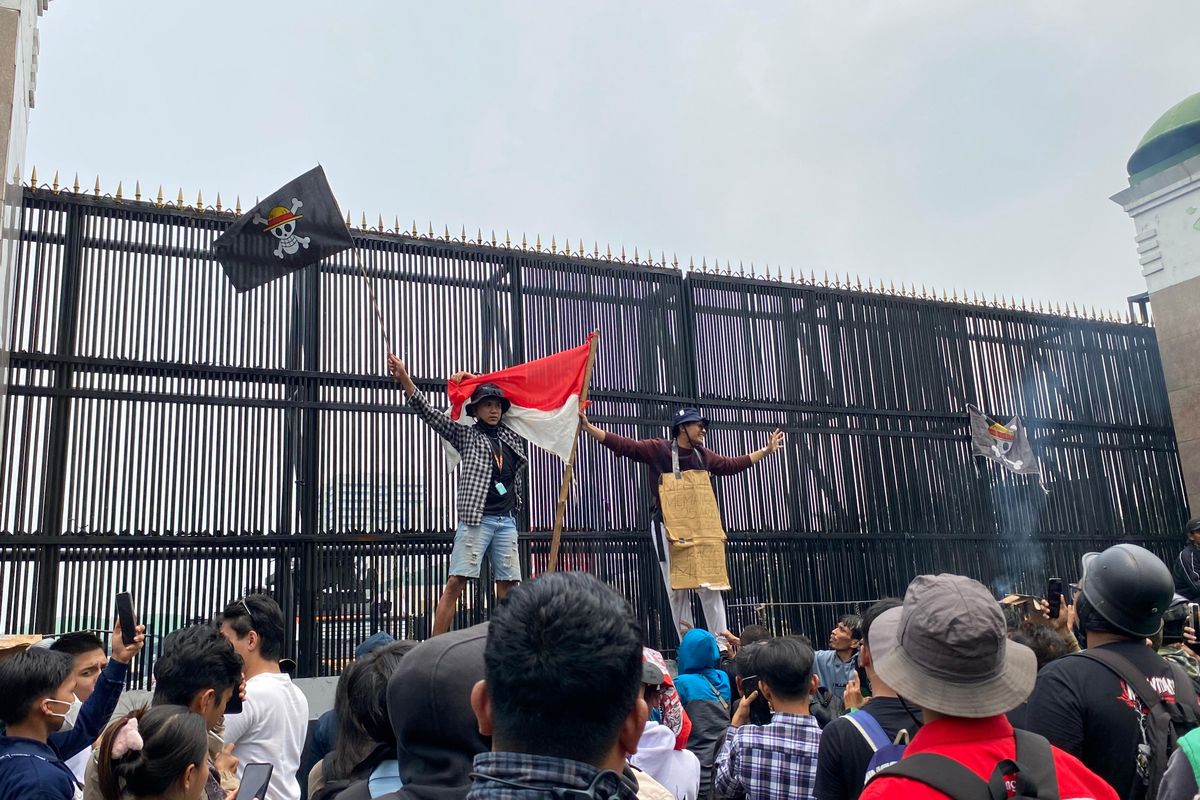 demo hari ini, demo di depan DPR hari ini, demo 25 agustus, demo mahasiswa 25 agustus, demo 25 gustus di dpr, suasana demo hari ini, seruan bubarkan dpr, Gedung DPR RI Dijaga Ketat, 1.250 Personel Disiagakan Hadapi Demo, Pengamanan humanis dan persuasif, Imbauan untuk peserta demo, Rekayasa lalu lintas dan jalur alternatif, Waspada hoaks dan provokasi demo di media sosial, Latar belakang seruan demo 25 Agustus