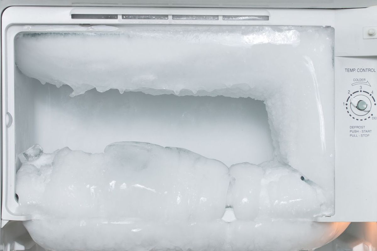 bunga es, bunga es di freezer, cara mencairkan bunga es di freezer, cara mencairkan bunga es di kulkas, membersihkan bunga es kulkas, Cara Membersihkan Freezer Penuh Bunga Es Tanpa Cabut Colokan Listrik, 1. Air hangat, 2. Kikis bunga es, 3. Kipas angin, 4. Pengering rambut, 5. Kain dan alkohol, 6. Uap air, 7. Spatula panas
