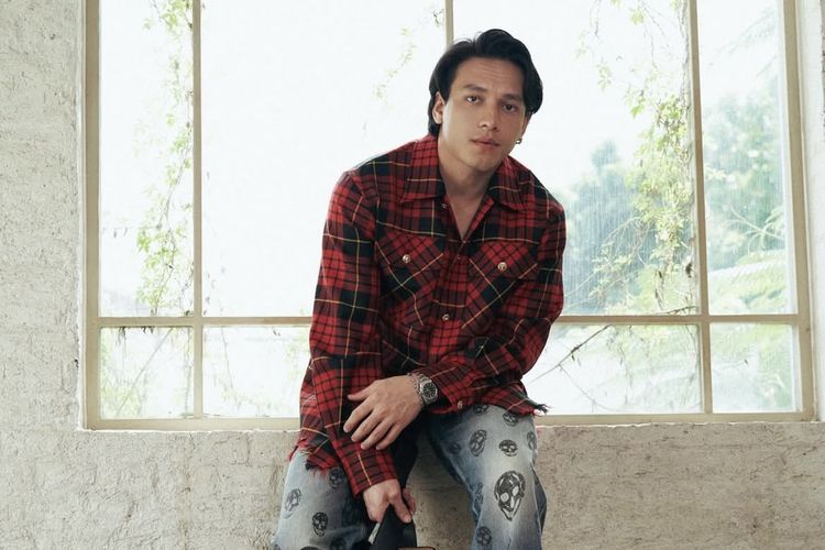 Jefri Nichol, Contek 5 Gaya Busana Edgy ala Jefri Nichol, Maskulin dan Anti Ribet, 1. Padupadan kemeja dan jorts, 2. Setelan jas dengan kacamata hitam yang tegas, 3. Gaya dengan varsity jacket, 4. Tampil berani dengan beanie merah, 5. Gaya edgy dengan kemeja flanel