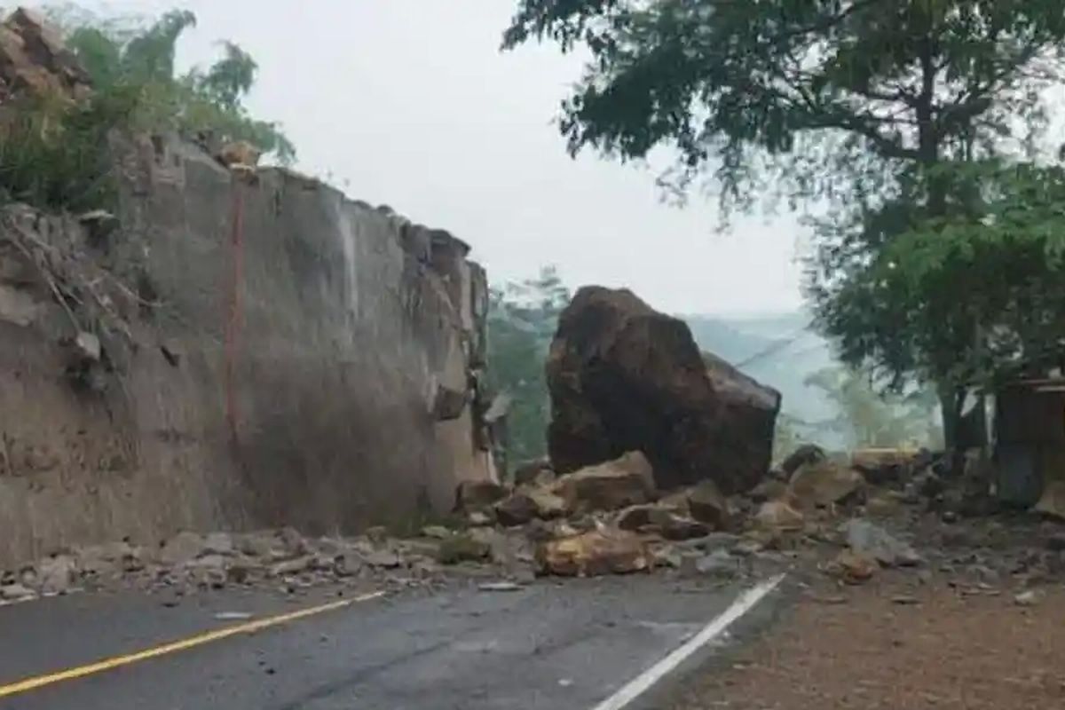 longsor, Trenggalek, tanah longsor, Ponorogo, Jalur Nasional Trenggalek-Ponorogo Putus Total akibat Longsor Batu Raksasa, Cek Rute Alternatif, Kronologi Kejadian, Evakuasi Menunggu Kondisi Aman, Pengalihan Arus Lalu Lintas, Rute Alternatif Trenggalek-Ponorogo