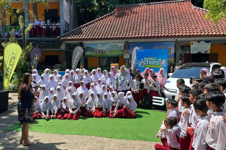 sepatu, tas sekolah, Small Steps for Tomorrow, CSR BYD, Dari Ruang Kelas di Depok, BYD Memulai Langkah Kecil untuk Masa Depan