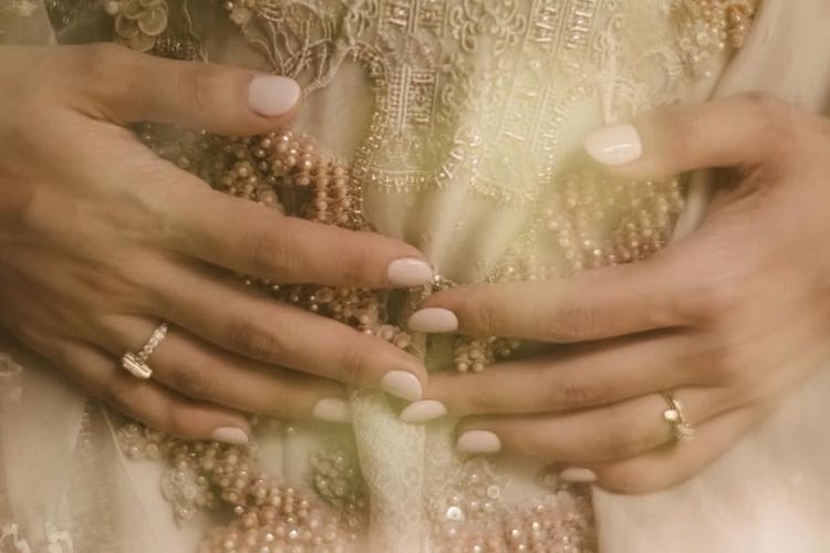Kilau Mewah Perhiasan Alyssa Daguise saat Pengajian 7 Bulanan, Nuansa Rose Gold, 1. Pendant Rose Gold dengan Berlian, 2. Drop Earrings Rose Gold, 3. Double Row Ring Tiffany Knot, 4. T1 Narrow Diamond Hinged Bangle, 5. T1 Ring Rose Gold dengan Berlian