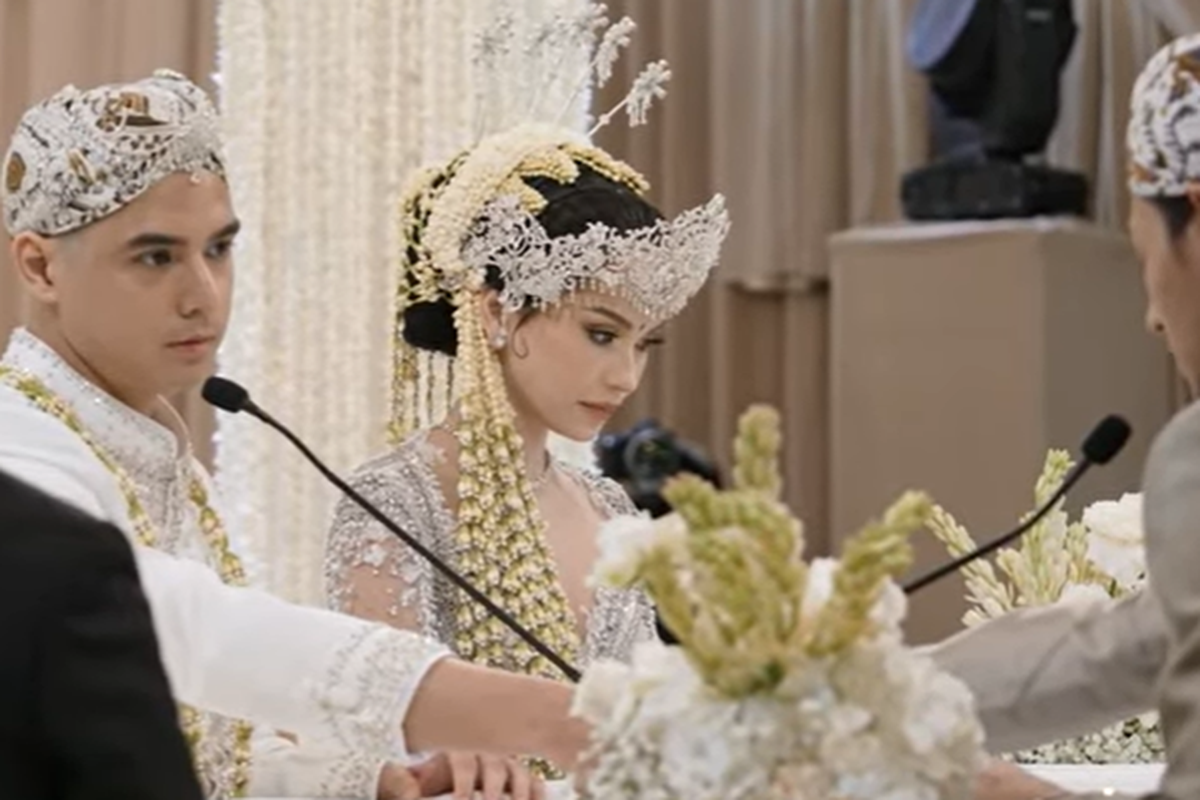 Pernikahan Al Ghazali, pernikahan Al Ghazali, Al Ghazali dan Alyssa, pernikahan al ghazali, al ghazali dan alyssa, menu makanan pernikahan Al Ghazali, dessert pernikahan Al Ghazali, Red Velvet Gateaux, Daftar Makanan Pernikahan Al Ghazali-Alyssa, Apa Saja?, Appetizer: Hidangan pembuka, Soup: Hidangan sup, Middle: Hidangan antara pembuka dan utama, Main course: Hidangan utama, Dessert: Makanan penutup