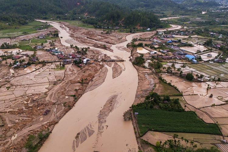 banjir aceh, listrik padam di aceh, longsor aceh tengah, banjir Aceh Tengah, dampak banjir sumatera, korban banjir aceh tengah, Aceh Tengah Masih Lumpuh Imbas Banjir: Warga Bertahan Tanpa Listrik, Sinyal, dan Logistik, Mengapa Puluhan Desa di Gayo Lues Masih Terisolasi?, Bagaimana Kondisi Krisis di Kecamatan Jagong Jeget?, Mengapa Aceh Tengah Mengalami Pemadaman Listrik Berkepanjangan?, Bagaimana Kondisi Terkini Akses Menuju Celala?