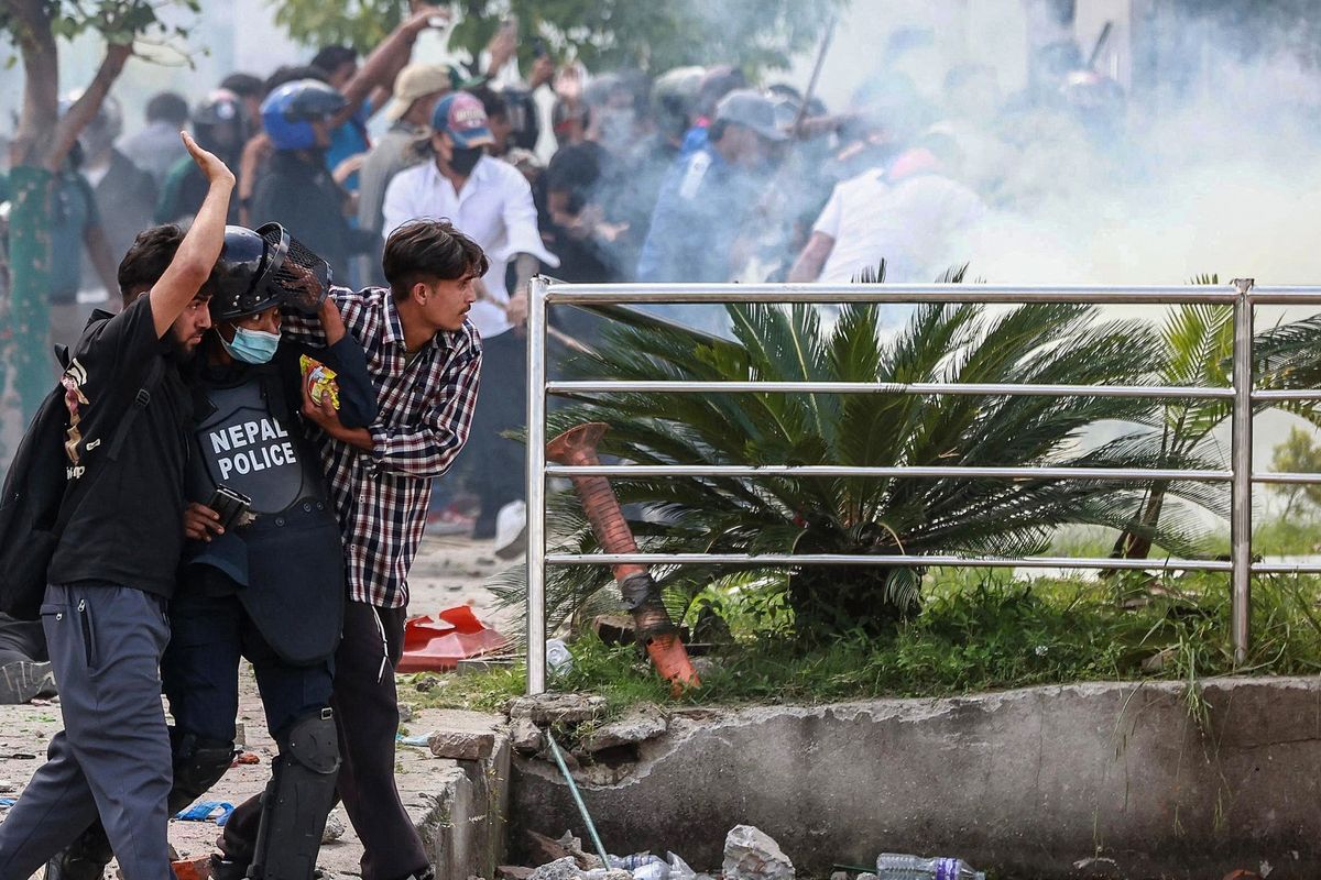 Nepal, pemblokiran media sosial, demo Nepal, demo Nepal ricuh, korban tewas demo nepal, 19 Orang Tewas dalam Demo Nepal, Dipicu Pemblokiran Media Sosial dan Korupsi, Massa Gen Z Nepal Turun ke Jalan, Polisi Gunakan Peluru Karet untuk Bubarkan Demonstran, Dua Korban Tewas dalam Demo Nepal di Itahari, Menteri Dalam Negeri Nepal Mundur, Human Rights Watch: Jangan Hanya Melihat dari Perspektif Keamanan, Pemicu Aksi: Pemblokiran Media Sosial, Latar Belakang Politik Nepal, Tantangan Besar Pemerintah Nepal