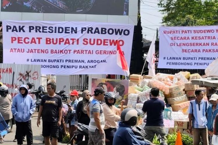 bupati pati, bupati pati sudewo, Sudewo, bupati Pati didemo warga, Ini Jadwal Bupati Sudewo yang Akan Sambangi Aksi Demo 13 Agustus di Alun-Alun Pati, Bupati Sudewo Bantah Isu Pergi Umrah, Kebijakan Bermasalah Dicabut, Demo Tetap Berlangsung, Tokoh Agama Dorong Bupati Meminta Maaf dan Introspeksi, Tuntutan Aliansi Masyarakat Pati Bersatu
