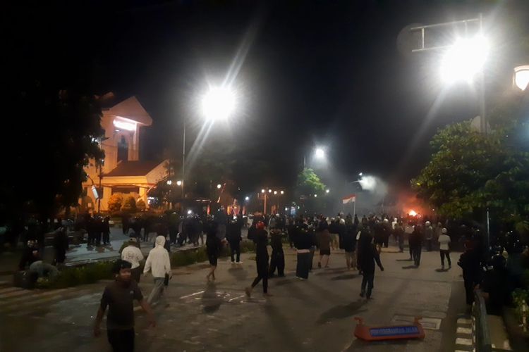 demo ojol, ojol dilindas brimob, Demo 29 Agustus, demo solo, demo solo ricuh, dprd solo dibakar, Kronologi Ricuh di Demo Solo 29 Agustus 2025: Jalan Rusak, DPRD Dibakar, 16.00 WIB: Aksi Dimulai di Depan Mako Brimob, 19.00 WIB: Massa Bergeser ke Gladag, 20.30 WIB: Massa Bertahan di Jalan Jenderal Sudirman, 21.00 WIB: Truk Polisi Dibakar di Slamet Riyadi, 22.00 WIB: Massa Padati Gedung DPRD Solo, 23.20 WIB: Water Barrier Dibakar, 00.10 WIB: Pagar DPRD Dirusak dan Dibakar, 01.15 WIB: Gedung DPRD Solo Terbakar