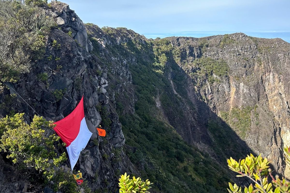 gunung gede, Gunung Pangrango, jalur pendakian, grading gunung, gunung Jawa Barat, grade 3, 4 Gunung di Jawa Barat yang Masuk Grade 3, Catat Sebelum Mendaki!, Gunung Halimun Salak, Gunung Gede, Gunung Pangrango, Gunung Ciremai
