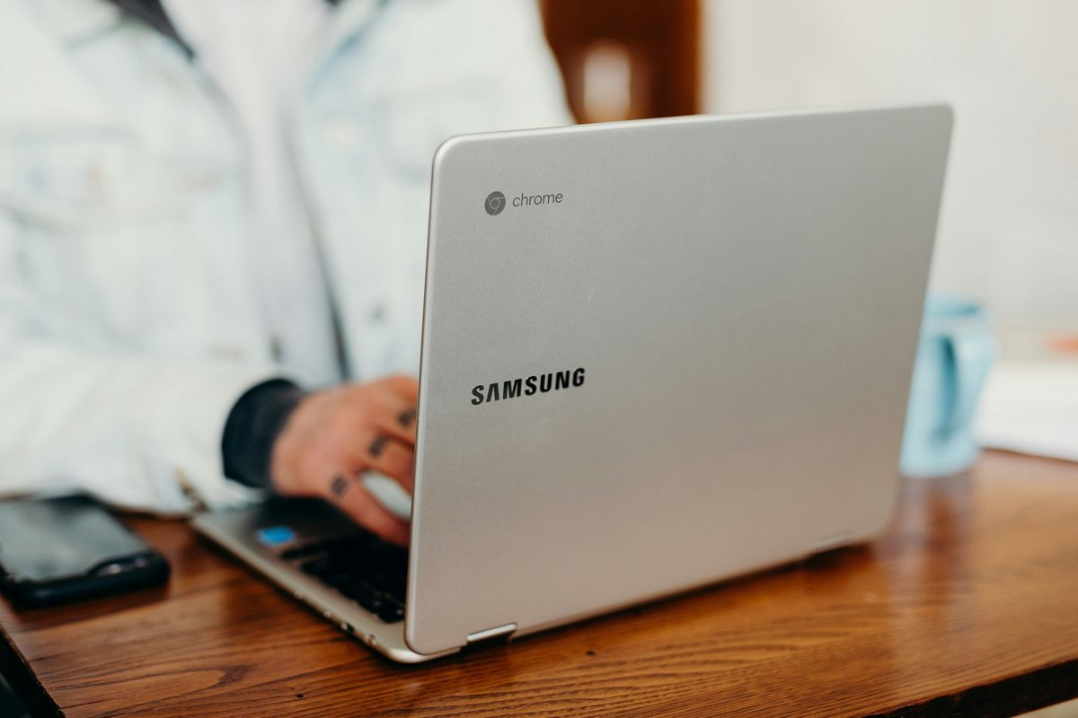 Windows, Chromebook, Perbedaan Chromebook dan Windows, Laptop Windows, Laptop Chromebook, 10 Perbedaan Laptop Chromebook dan Windows, Pertimbangankan sebelum Membeli, Sistem operasi, Perfoma , Kompatibilitas software, Keamanan, Penyimpanan, Daya tahan baterai, Pembaruan perangkat lunak, Kemampuan offline, Segmen pengguna