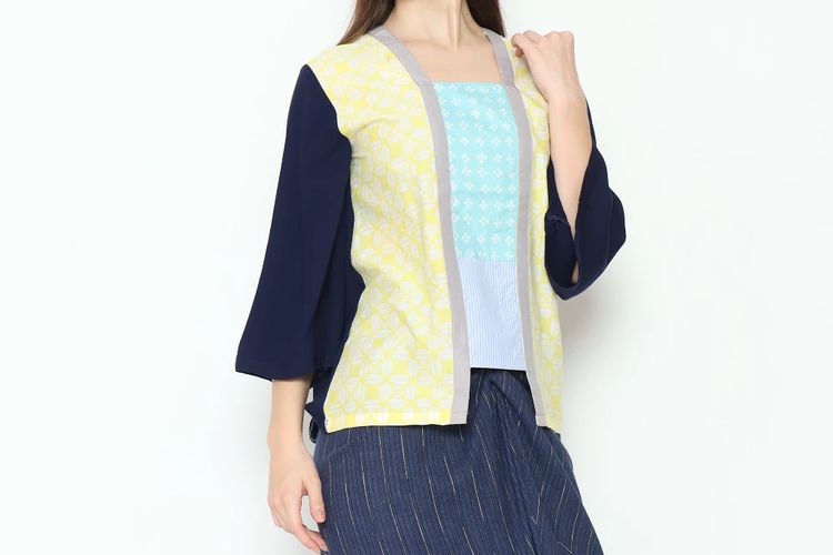 rekomendasi batik wanita, rekomendasi batik wanita modern, batik wanita kekinian, batik modern wanita hijab, vest batik kekinian, 5 Rekomendasi Baju Batik Wanita, Modern dan Kekinian, 1. Blouse batik Bhatara Batik, 2. Blazer batik Pikoi_id, 3. Batik blouse berlengan ruffle Callie Tamami, 4. Kebaya batik Assojar Fashion Ethnic, 5. Blouse batik Nayara