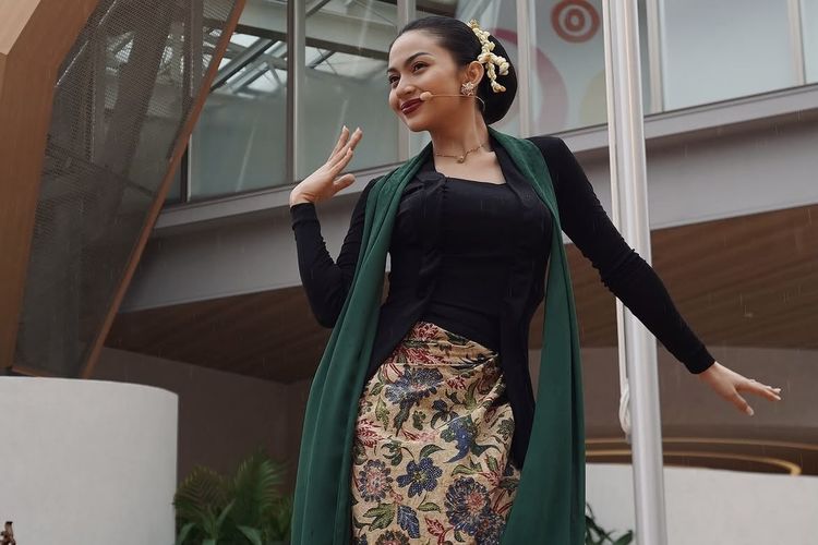 Filosofi kebaya, makna kebaya, Hari Kebaya Nasional, kebaya Indonesia, hari kebaya nasional 2025, filosofi kebaya, Mengenal Filosofi Kebaya, Warisan Perempuan Indonesia di Hari Kebaya Nasional 2025