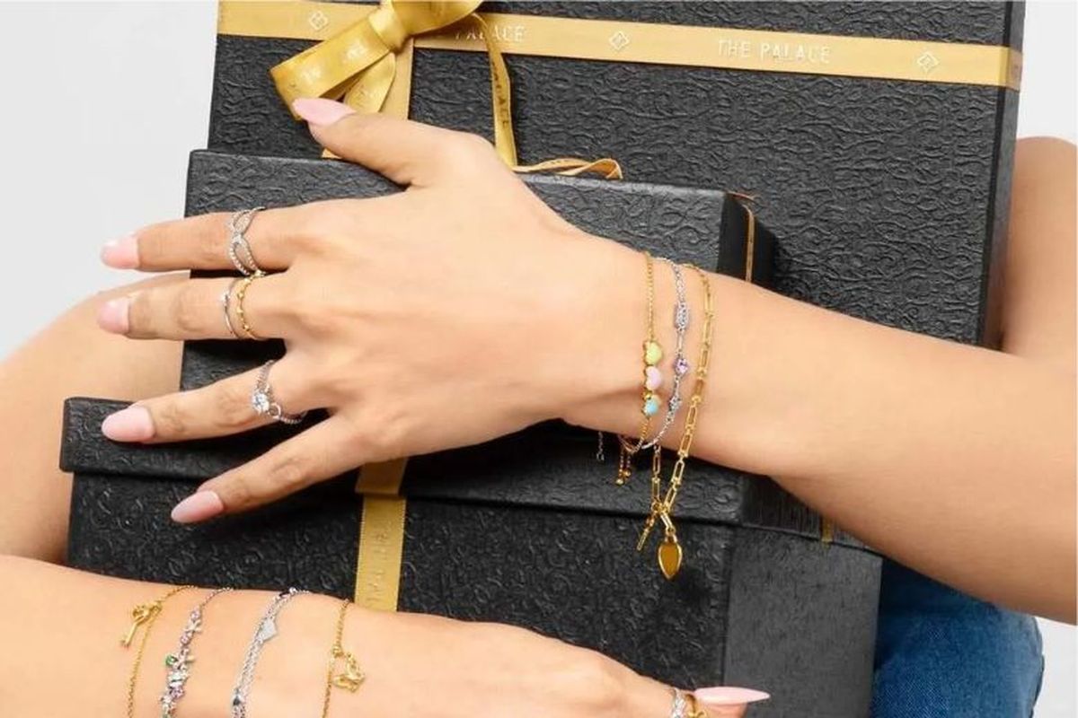 hadiah mewah, luxury gift, Tas desainer, Jam mewah, Perhiasan berlian, The Palace Jeweler, cincin Solitaire, cincin berlian, tas desainer, perhiasan berlian, ide hadiah berbeda, luxury bag, rekomendasi hadiah, cincin solitaire, Hadiah Mewah, jam mewah, Timeless Luxury Gifts, Inspirasi Hadiah Elegan untuk Dirayakan Sepanjang Masa